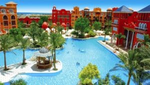 Private snorkeling trip in Hurghada – family enjoying Red Sea activities