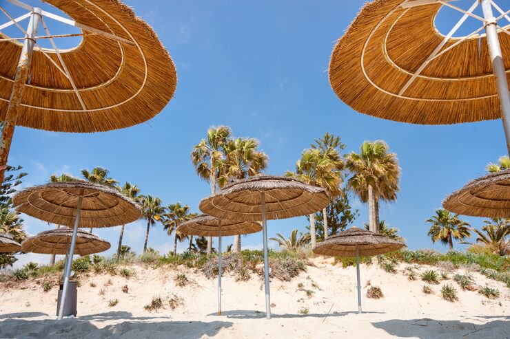 Vue panoramique de la mer Rouge avec plage de sable à Hurghada et Marsa Alam en arrière-plan