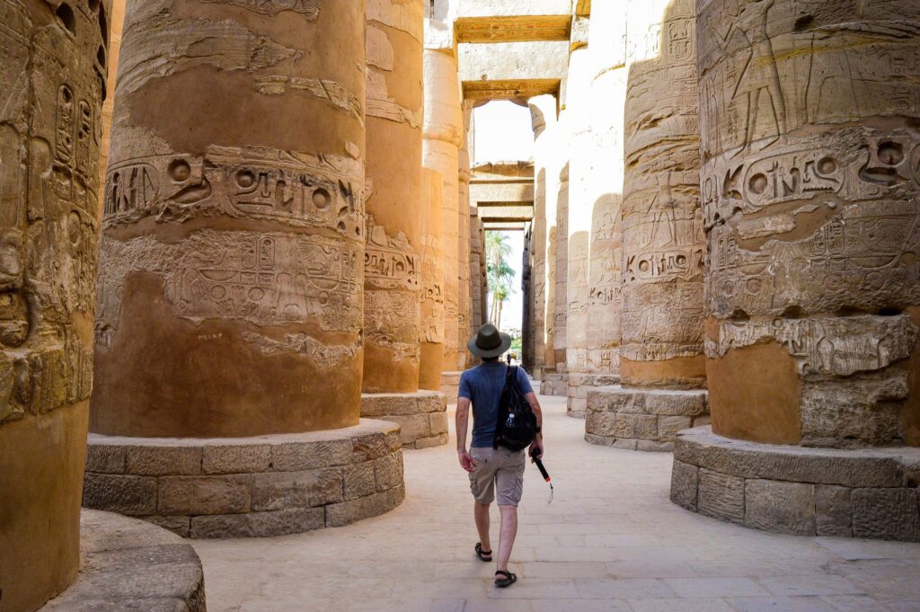 ein-junger-mann-der-in-einem-aegyptischen-tempel-spazieren-geht-1