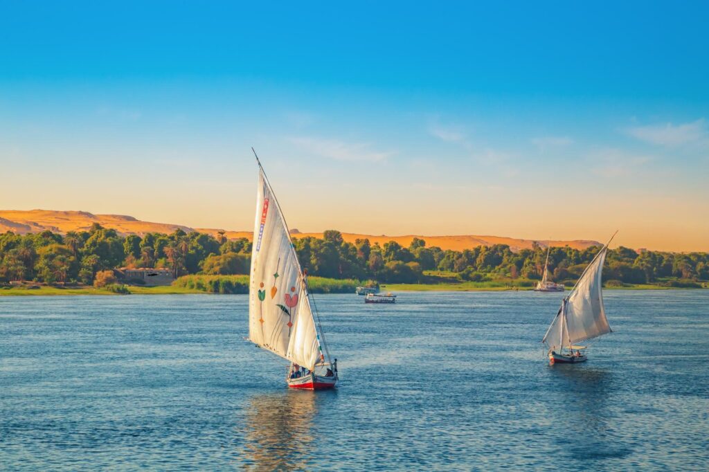 traditionelle-felucca-boote-auf-dem-nil-herrliche-aussicht-auf-den-nil-bei-sonnenuntergang-aswan-aegypten-19-oktober-2023